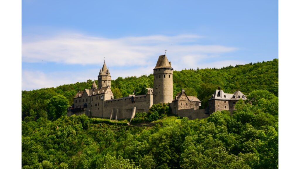 Burg Mittelalter, Burg im Mittelalter, Burgen im Mittelalter, Aufbau einer Burg, Leben auf der Burg, Mittelalter Burgen, Burg Aufbau