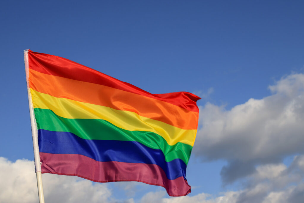 bedeutung farben regenbogenflagge, regenbogenfahne bedeutung, regenbogenfahnen bedeutung, was bedeutet die regenbogenflagge, was bedeutet die bunte flagge, bedeutung regenbogenfahne, was bedeutet regenbogenflagge, regenbogenflagge hintergrund, was bedeuten die Regenbogenfarben, Sexualität Flaggen, alle lgbt Flaggen, lgbt farbe, bedeutung der regenbogenflagge