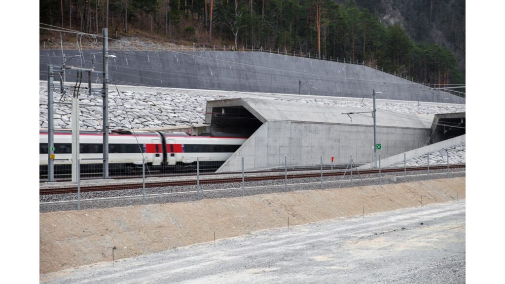 Eingang in den Gotthard-Basistunnel, längster Tunnel der Welt, weltweit längster Eisenbahntunnel, wie lang ist der längste Tunnel der Welt, in welchem Land befindet sich der weltweit längste Tunnel, größter Tunnel der Welt