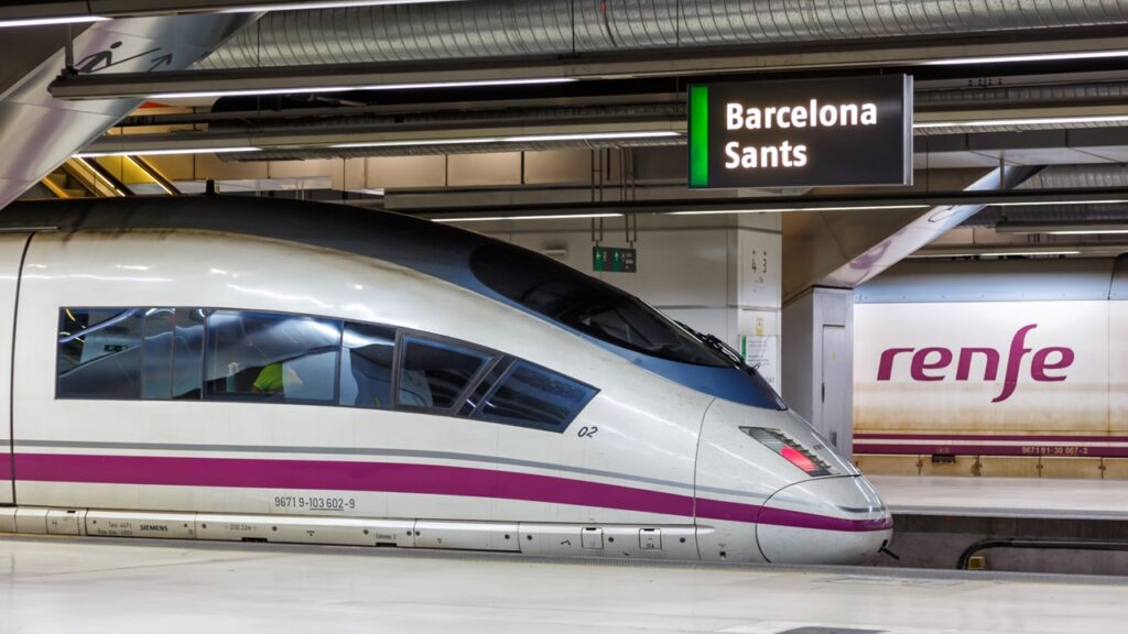 AVE S-103 in Baercelona; schnellster Zug der Welt, schnellste Zug der Welt, der schnellste Zug der Welt, schnellsten Züge der Welt, die schnellsten Züge der Welt, wie schnell fährt der schnellste Zug der Welt, wie schnell ist der schnellste Zug der Welt, schnellster Zug der Welt 2023, schnellste Züge, schnellste Zug, schnellster Zug Europas, schnellste Bahn der Welt